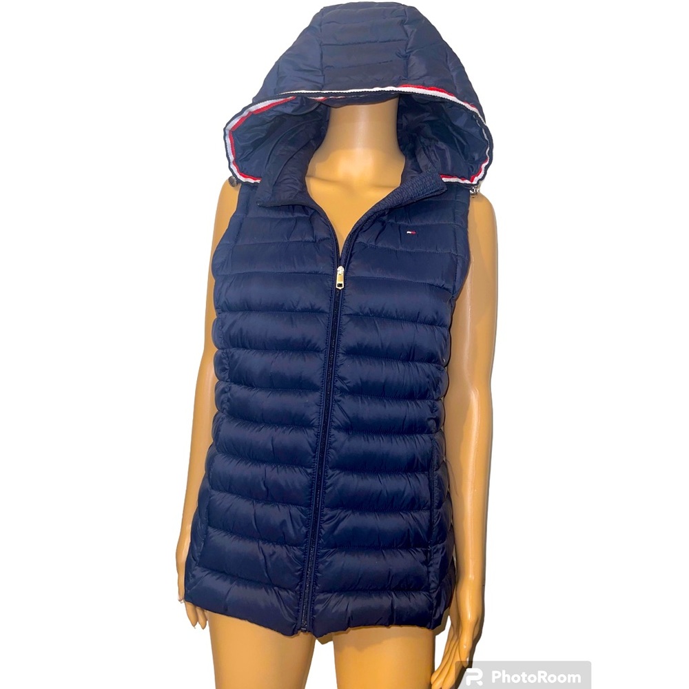 TOMMY HILFIGER
LIGHTWEIGHT REMOVABLE HOOD PUFFER VEST size M